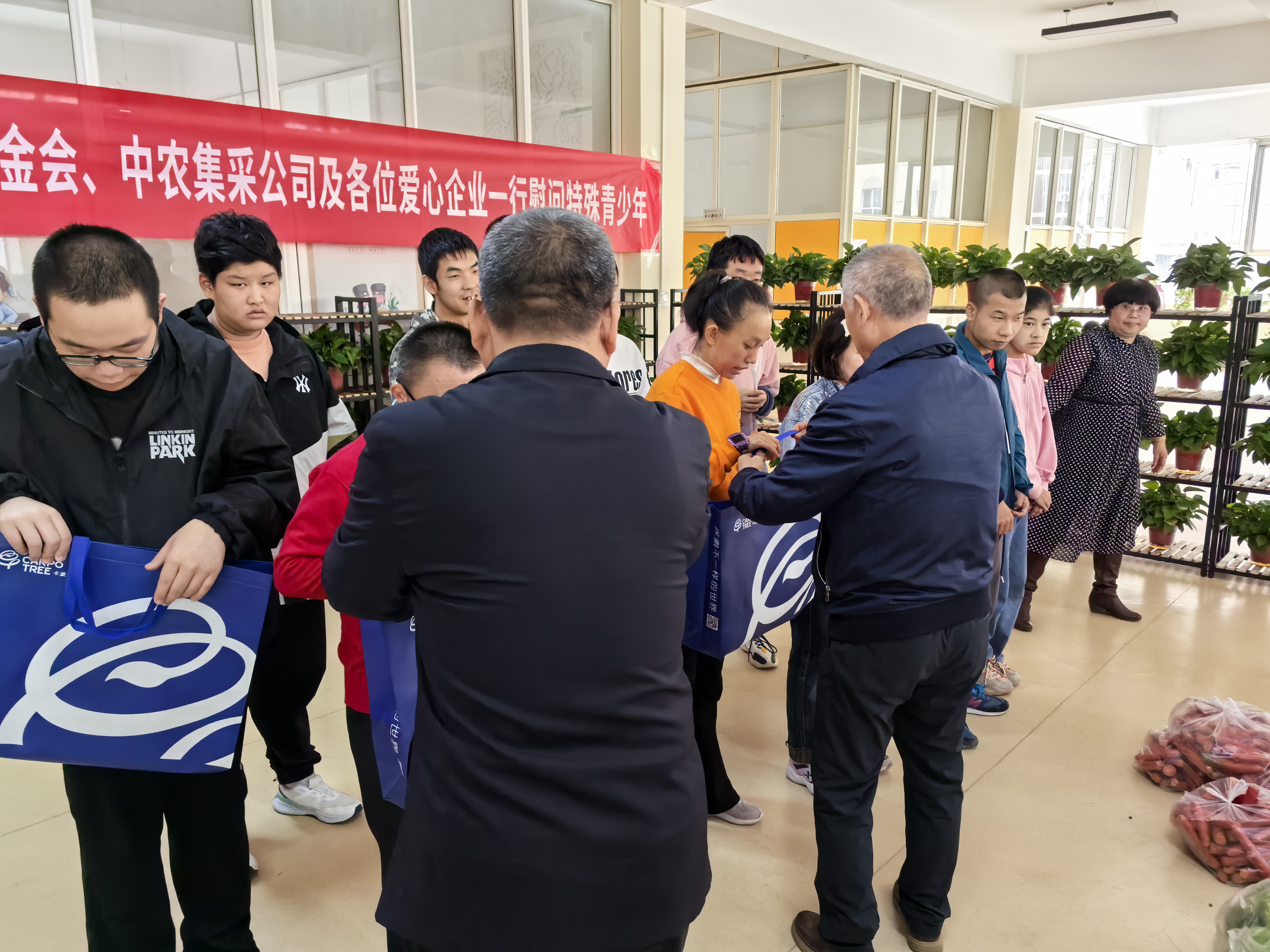 1729845653641047330.jpg 1729842877429014532.jpg